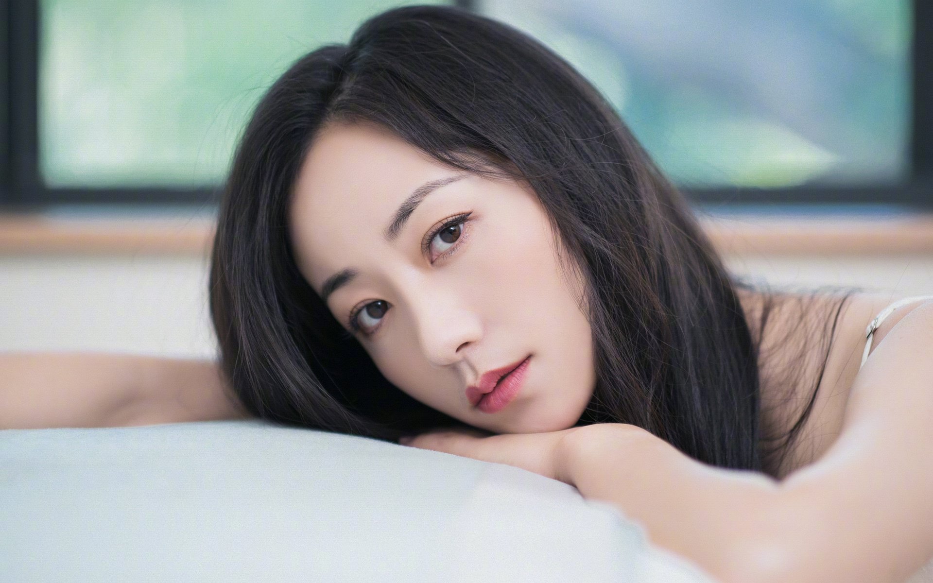 比赛中快速回防展现战术训练成果有效阻断对方进攻线路