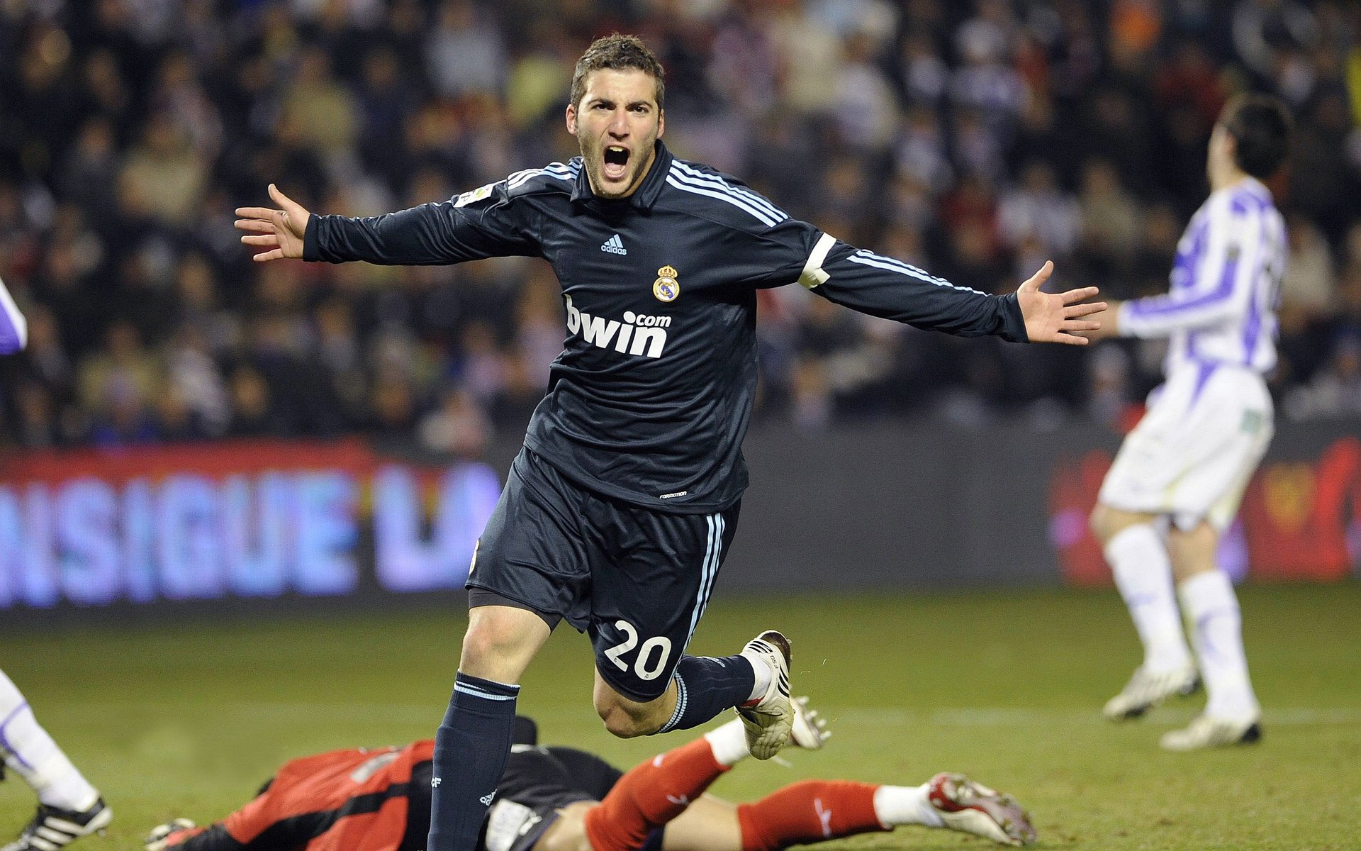 -意大利骑手拉里萨·保利斯在2024年巴黎奥运会盛装舞步比赛中以“Luna”马匹获得第七名，展现出色表现。